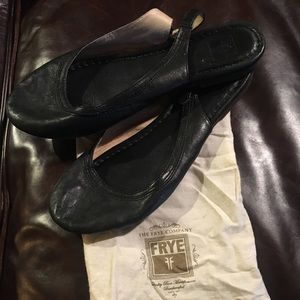 Black Leather Frye Carson Flat size 9 sling